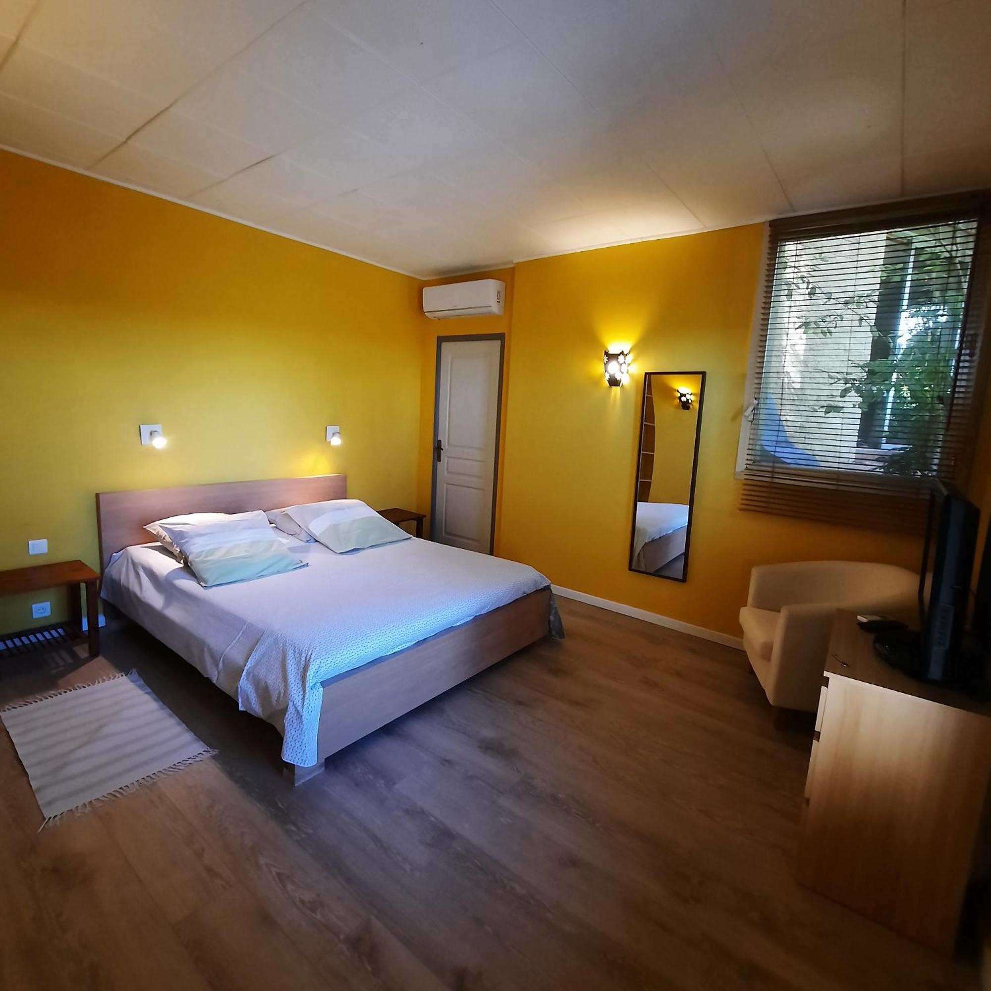 Les 3 Saisons Bed & Breakfast Cucuron Exterior photo